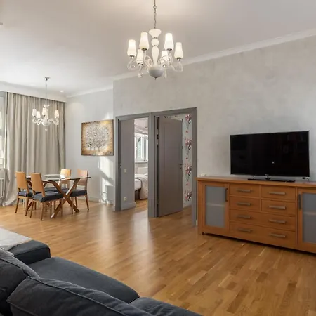 Heart, Space, Loft View, Free Parking Apartment *