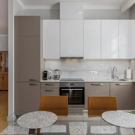 Heart, Space, Loft View, Free Parking Apartment