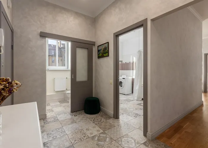 Heart, Space, Loft View, Free Parking Apartment *